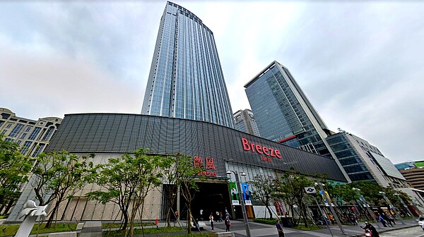 外傳微風信義店面租金高達2億元,董座廖鎮漢為了減少疫情下開支,親自出馬喬價。圖/截自Google Maps