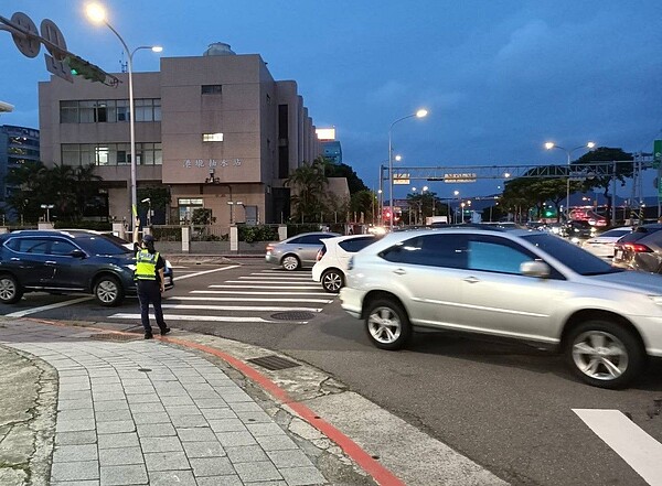 中秋佳節順暢行,北市警局加強交通疏導勤務。圖/台北市政府提供