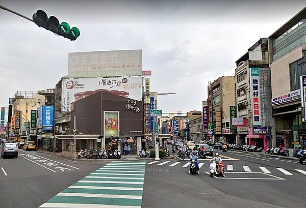 房價高、民眾購屋「痛苦度」大,不過嘉義市的房價在全國來說,仍屬負擔較輕一些,包括房貸負擔率、房價所得比都還算合理負擔內。圖(嘉義市街景)/google map