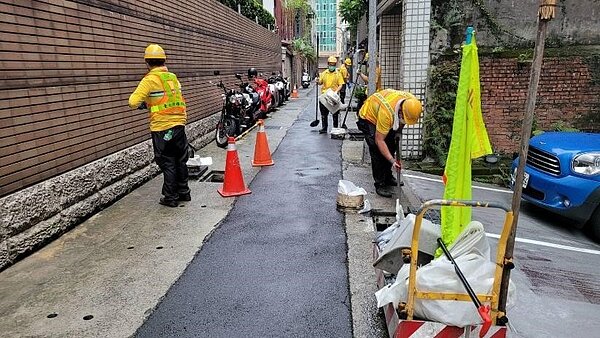 環保局會定期來幫忙文祥里清理水溝,降低病媒蚊孳生的可能性。圖/取自中正區幸福文祥里臉書