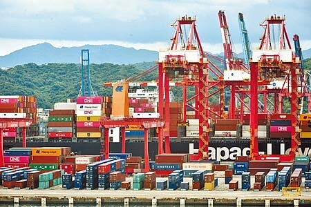 基隆港、貨櫃、碼頭、海運運輸、運價、運費、物流倉儲。(本報資料照片)