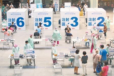 國內已有308萬人接種莫德納第1劑,其中更有200多萬人將在9月底前屆滿10周,恐成「疫苗孤兒」。圖為嚴防Delta變異株,第8輪AZ疫苗接種率高,大批民眾15日在台北市科教館接種站排隊施打疫苗。(張鎧乙攝)