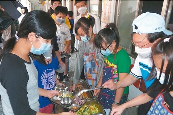 10年前新北市積穗國小因營養午餐桶長蛆，意外被查出有多名中小學校長、主任和評選委員收受廠商賄賂，震撼教育界。示意圖／聯合報系資料照