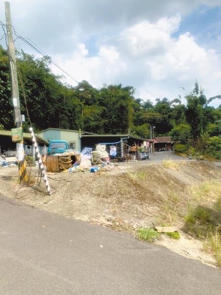 土城司法園區計畫近期通過內政部審議,但彈藥庫有1塊將近1公頃的私有地未被納入規畫,當地民眾擔心該地淪為三不管地帶,尚失發展性。(蔡雯如攝)