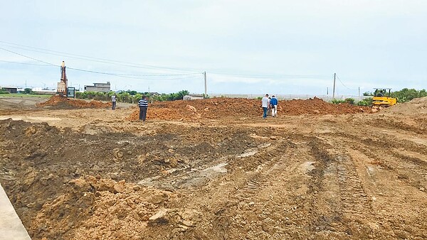 彰化縣芳苑鄉淪為「廢土天堂」，外縣市廢棄土方填平魚塭、農地，改變地貌。（賴清美提供／吳敏菁彰化傳真）