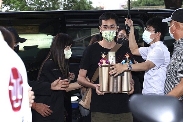 龍劭華遺體在下午五點30分於家人陪伴下回到台北第一殯儀館，圖為龍劭華兒子手捧牌位進入靈堂。記者王聰賢／攝影