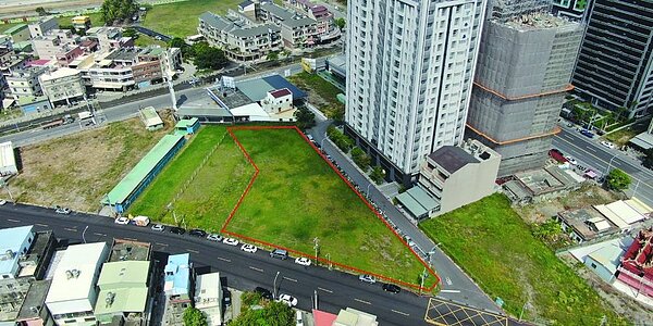華雄董事長劉文城以每坪64.21萬元,擊退13家對手,拿下高雄大學839.22坪「商三」土地(紅色範圍),躍為區域地王。圖/高雄地政局提供