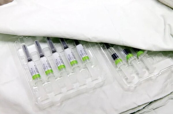 中央考慮高端混打莫德納,引發反彈,民眾痛批,政府根本是把全民當白老鼠。 圖/聯合報系資料照