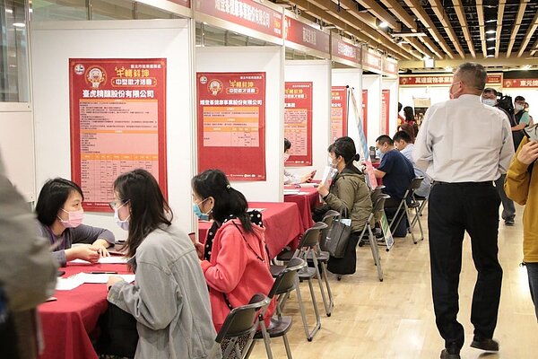 北市就服處媒合793個工作機會均薪33K。圖/台北市府提供