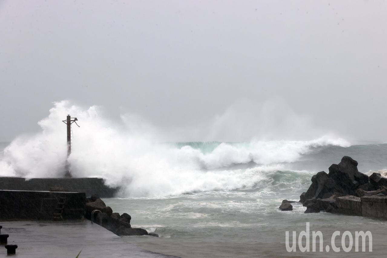 中颱璨樹帶來的強風豪雨在海邊掀起滔天巨浪。聯合報系資料照/記者許正宏攝影
