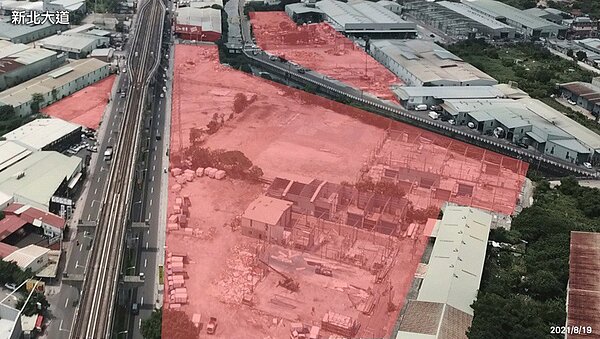 新北大道8月空拍，可見許多鐵皮不見了。圖／新北地政局提供