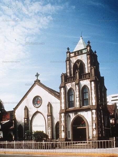 「中山基督長老教會教堂」是一座三層樓建築物,外觀以褐色洗石子搭配白色牆面,鐘樓屋頂採用淺藍色加上同色十字架。圖/摘自數位典藏與數位學習聯合目錄httpcatalog.digitalarchives.twitem002feb0f.html