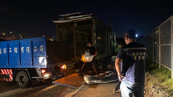 夜黑風高棄置廢風管,新北環警聯手逮人。圖/新北市環保局提供