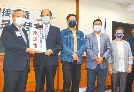 宜蘭縣議長張建榮（左起）等地方跨黨派政界人士，16日到立法院拜會院長游錫堃，遞交「迎接高鐵，宜蘭站是最佳方案」陳述意見書，民眾黨立委邱臣遠、民進黨立委陳歐珀與時代力量黨主席陳椒華現身支持。（張鎧乙攝）