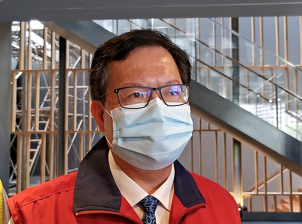 桃園市長鄭文燦說明桃園加碼推出「桃園好市乘雙券」「數位桃園plus1000」2個方案。記者曾增勳/攝影