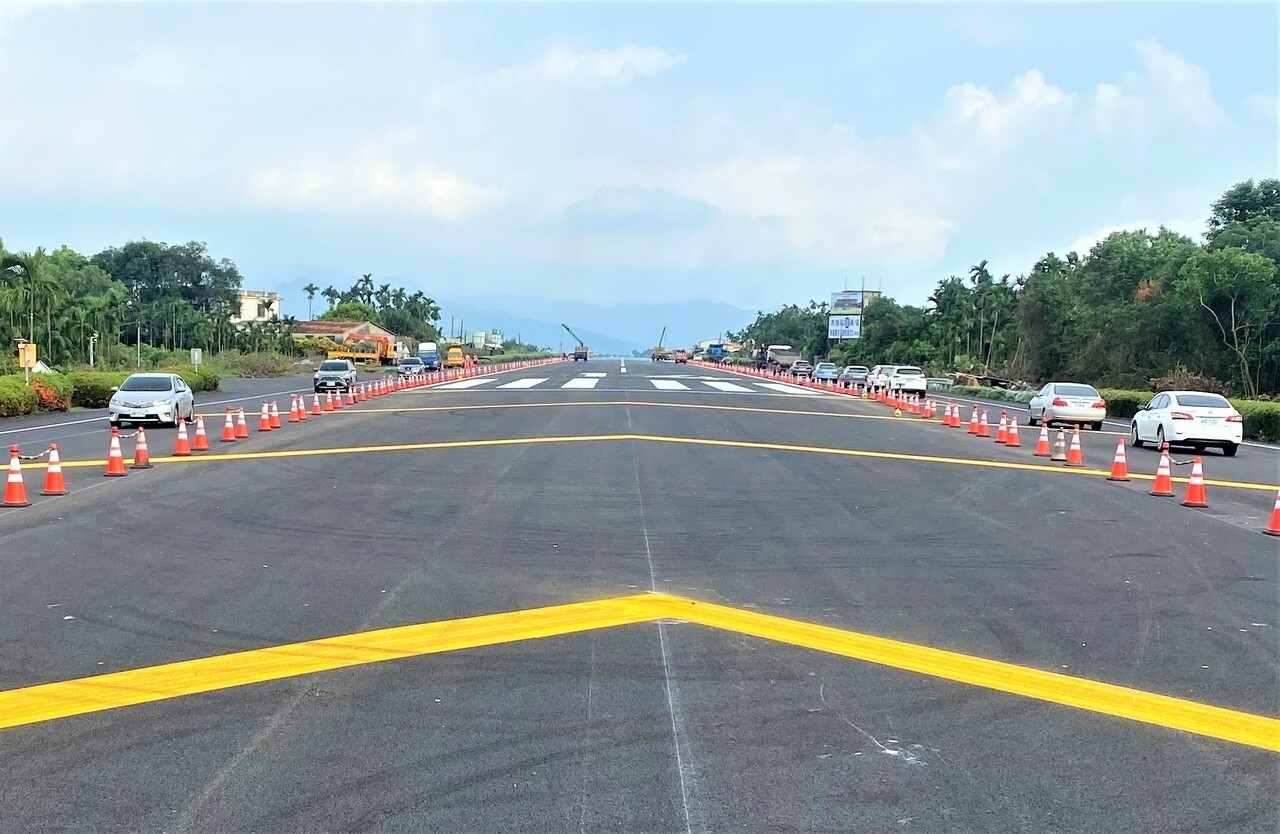 台1線屏東佳冬戰備道戰機起降圓滿結束，目前僅開放外側車道，公路總局加快中央雙向各兩個快車道的復原工程搶在連假前開放全線通行。記者潘欣中／攝影