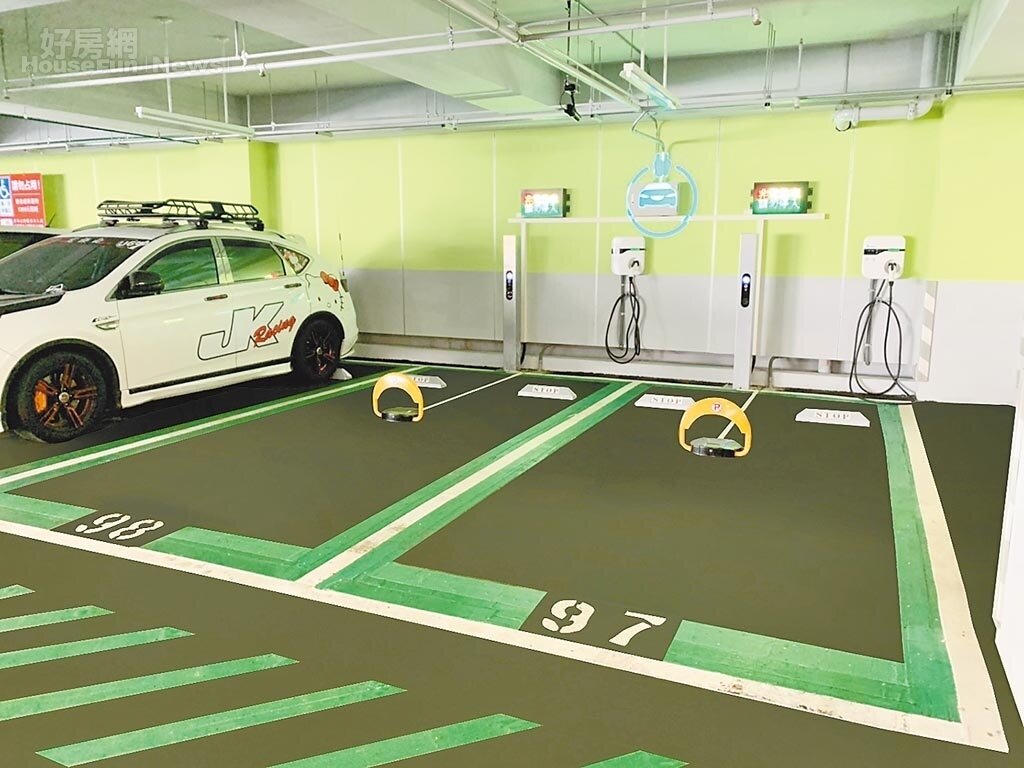 新北市94場處公有停車場共計240格電動汽車停車格,交通局透過費率調整,提升車位周轉率。圖/新北市交通局提供;葉德正新北傳真