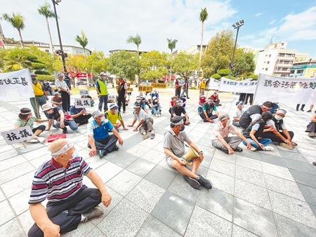 彰化縣埔鹽鄉22村聯署反對浮濫新設雞舍，15日到縣府廣場抗議要求修法，吶喊「還我清淨的空氣」。（吳敏菁攝）