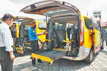 屏東恆春、車城的「小黃公車」6條路線在16日開通,初期只要銅板價10元,持社福卡更享有免費。(謝佳潾攝)