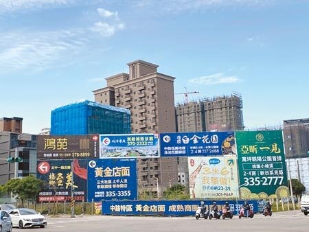 桃園市地方稅務局考量近2年受疫情影響，決議全市房屋標準單價調升10％，適用於今年7月1日以後完工建物，預估影響約1萬8864戶。 （蔡依珍攝）