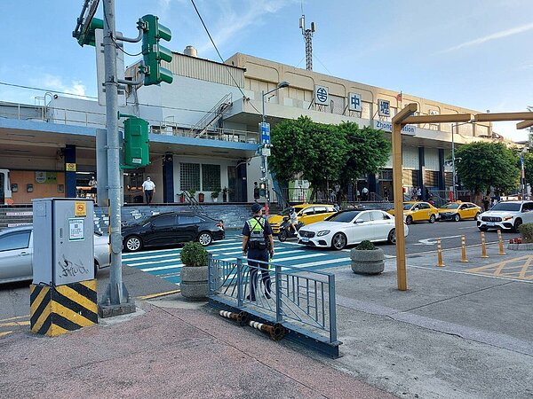 本次中秋連假第一天18日6時起至12時止,國道1號中壢、內壢交流道之南向入口匝道即實施高乘載管制,交通部高速公路局亦於連假期間,在交流道採嚴格匝道儀控管制,倘遇回堵情形嚴重,將派員疏導稚替代道路。記者翁唯真/翻攝