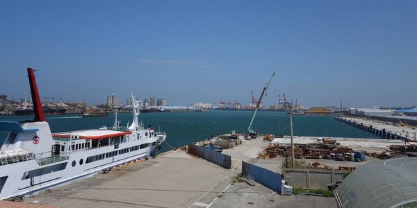 台中港在海運吞吐量激增下，創造人口就業紅利，帶動海線區域商圈發展。圖／曾麗芳
