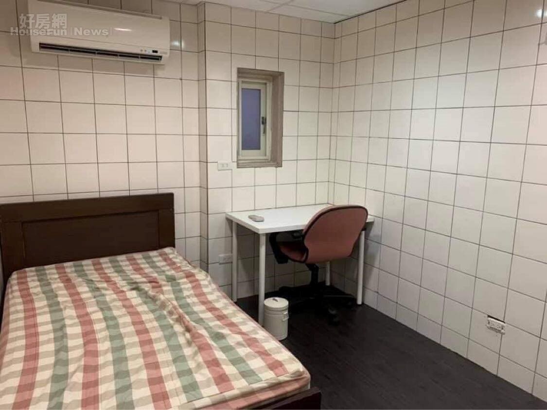 套房內的牆面全是白色磁磚,網友戲稱是「可以開睡的廚房」。圖/取自臉書社團「奇葩裝潢分享中心」。