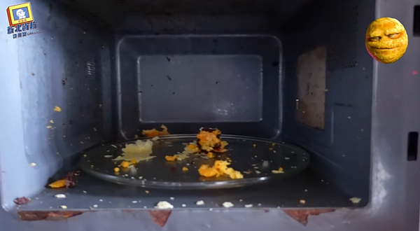 蛋黃酥使用微波爐加熱後整顆爆炸。圖擷自YouTube