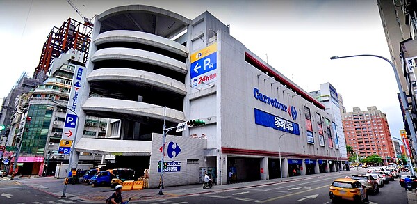 「家樂福桂林店」多次成為確診者足跡,周遭房市交易話題討論也很夯!圖/截自Google Maps