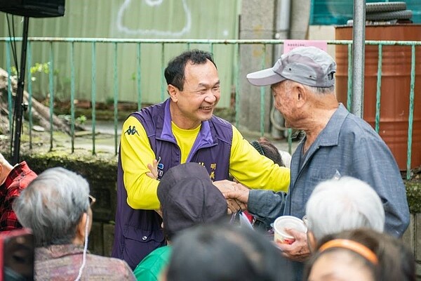 仇里長非常關心年長者身體狀況。 圖／取自明義里臉書
