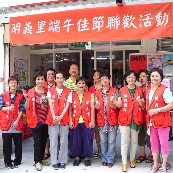 仇世屏選擇在端午節慶派發節慶美食與民同樂。 圖/取自明義里臉書