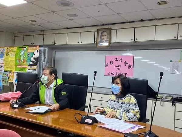 楊錦宗(左)主持會報。圖/里長提供