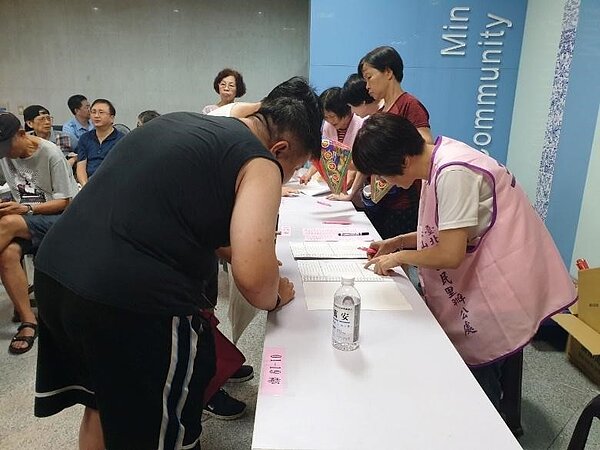 松山區三民里里民報到領普渡旗。圖/取自「謝翠鈴」臉書