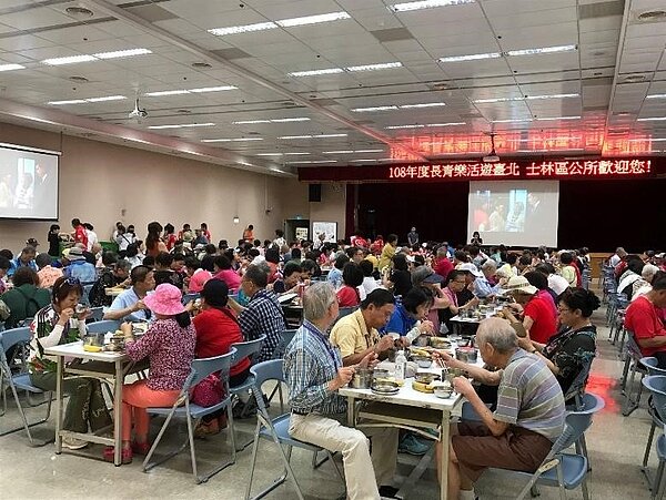 松山區三民里里民到士林區公所用餐。圖/取自「謝翠鈴」臉書