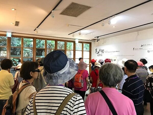 松山區三民里里民參訪陽明山草山行館。圖/取自「謝翠鈴」臉書