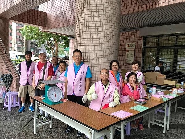 松山區三民里資源回收志工合影。圖/取自「謝翠鈴」臉書