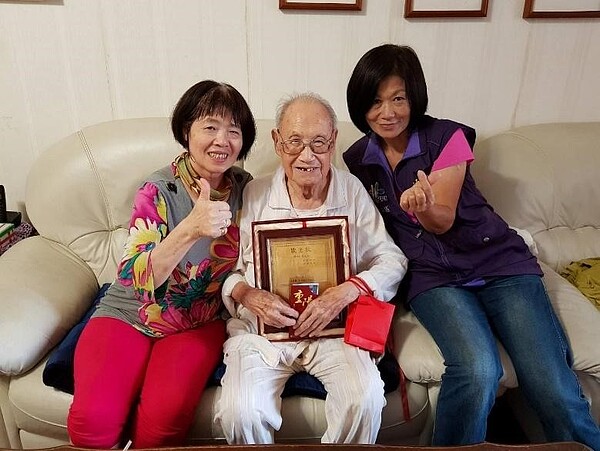 謝翠鈴里長探訪長輩。圖/取自「謝翠鈴」臉書