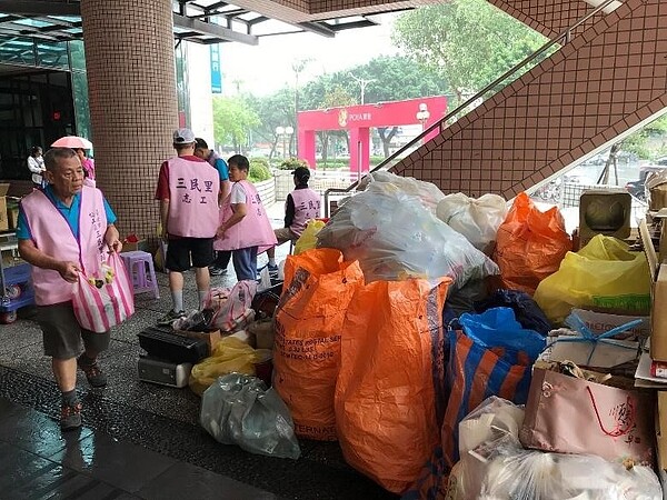 松山區三民里志工協助里民做資源回收。圖/取自「謝翠鈴」臉書
