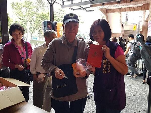 謝翠鈴里長祝福長輩。圖/取自「謝翠鈴」臉書