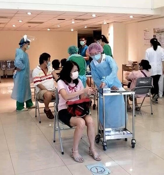 麗雲里長和里內鄰長們一起協助長者施打新冠肺炎疫苗。圖／取自徐麗雲臉書
