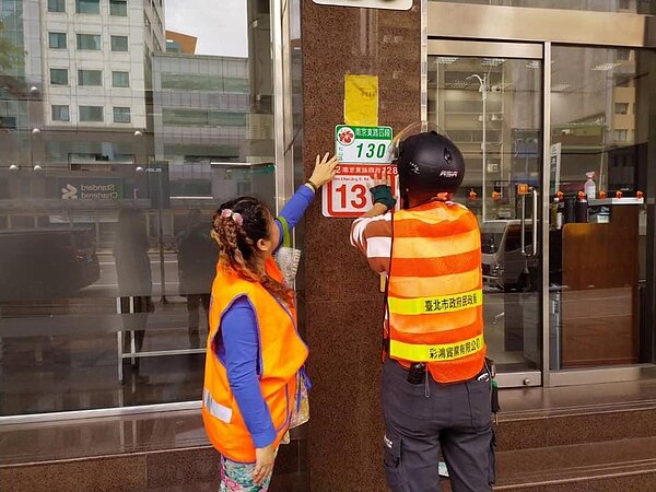 麗雲里長協助更換里內門牌，讓門面煥然一新。圖／取自徐麗雲臉書
