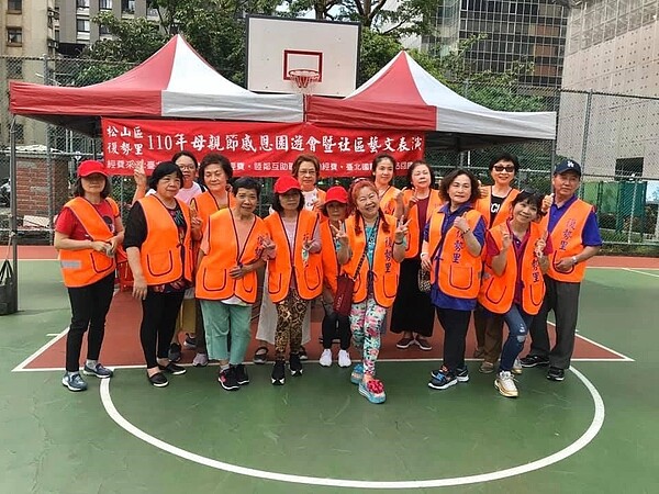 復勢里的母親節感恩園遊會暨社區藝文表演活動,以表達對母親的感謝。圖/取自徐麗雲臉書