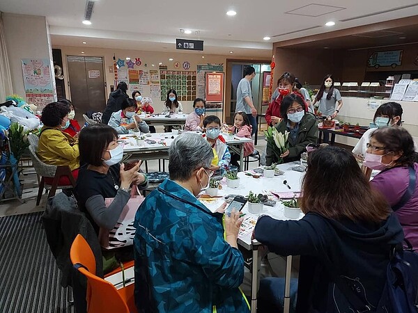 親子共同進行多肉植物迷你盆栽的製作。圖/擷取自許瀞尹里長臉書