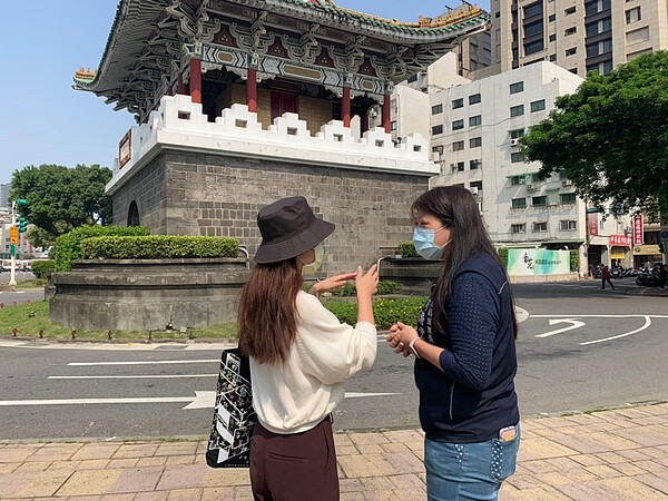 里長許瀞尹與相關人員規劃長型廊林蔭公園建置。圖/擷取自許瀞尹里長臉書