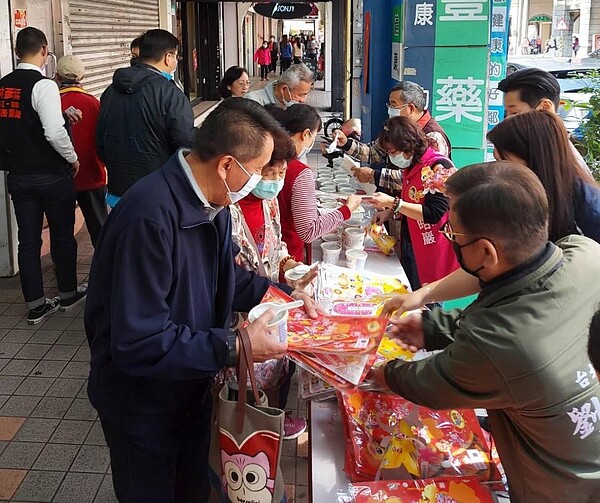建國里舉辦元宵節活動。圖/擷取自許瀞尹里長臉書