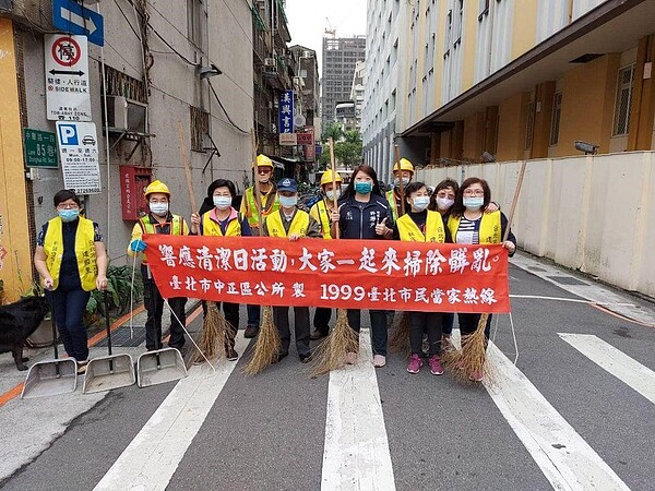 建國里定期舉行環保清潔日。圖/擷取自許瀞尹里長臉書