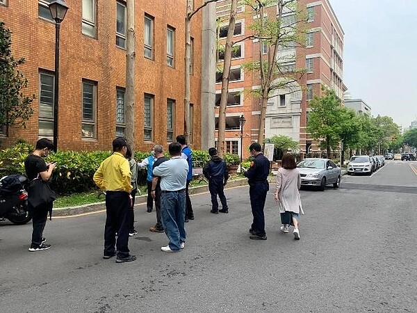 里區內標線型人行道會勘。圖/擷取自許瀞尹里長臉書