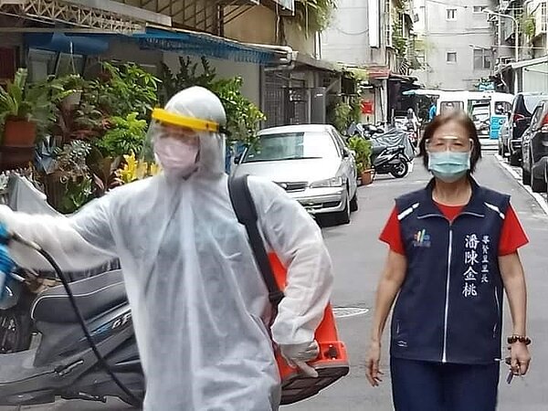 金龍市場人流管制。圖/里長提供