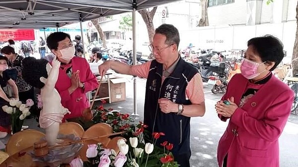 慶祝母親節暨佛誕節,參與浴佛。圖/里長提供