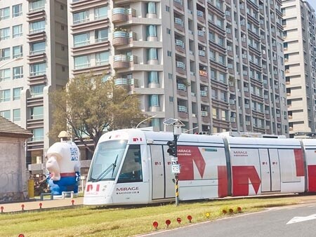 中秋連假出遊，高雄捷運和輕軌加密班距迎遊客；圖為輕軌列車經過著名的觀光景點駁二藝術的畫面。（石秀華攝）